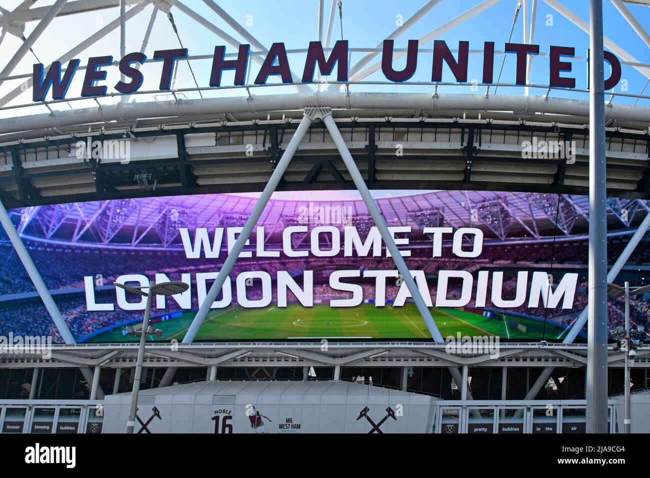 Cartel de bienvenida de estadio de Londres en una pantalla de televisión gigante al aire libre debajo de West Ham United signo estadio olímpico Queen Elizabeth Olympic Park, Inglaterra Foto de stock
