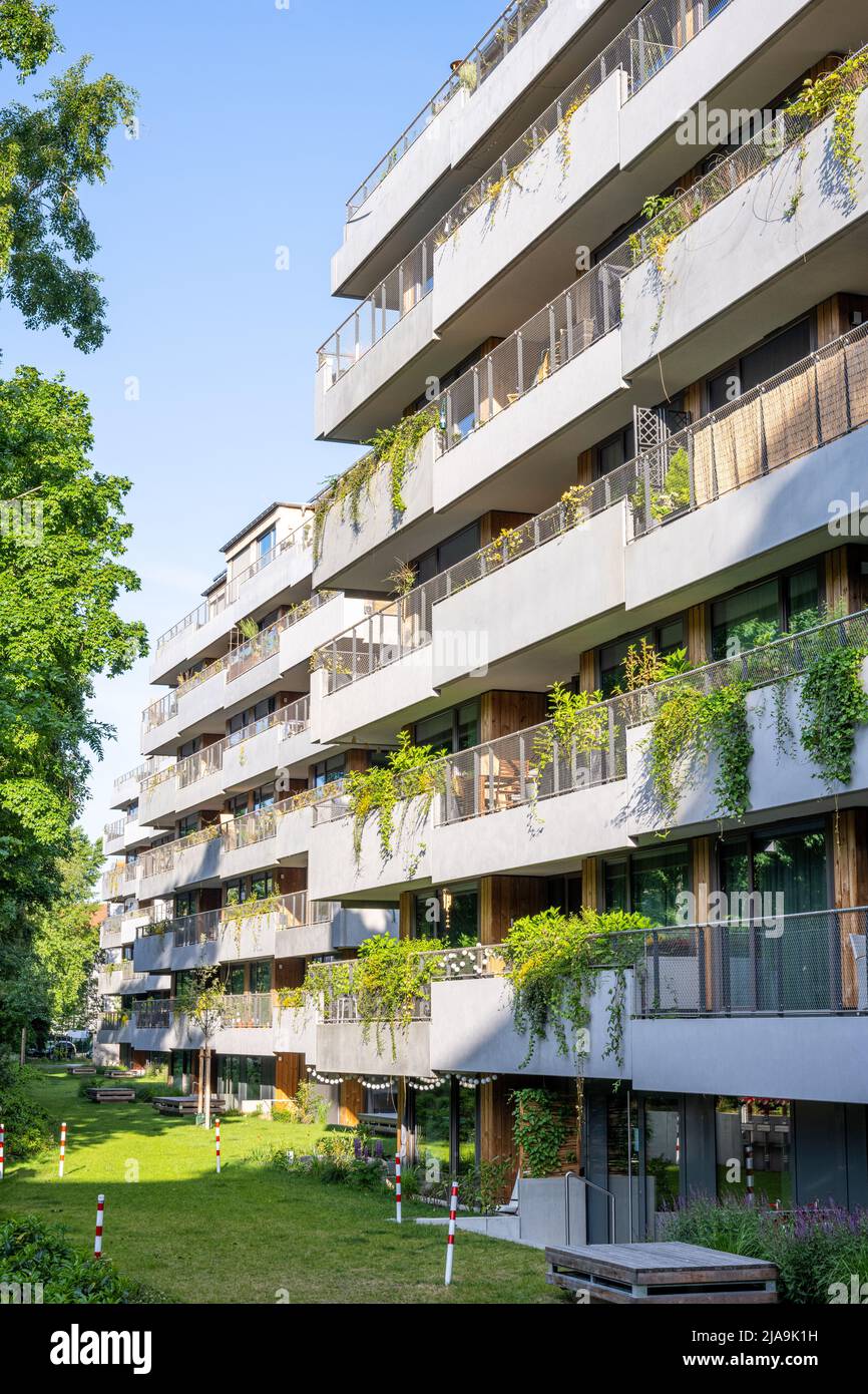 Moderna casa de apartamentos con alrededores verdes vistos en Berlín, Alemania Foto de stock