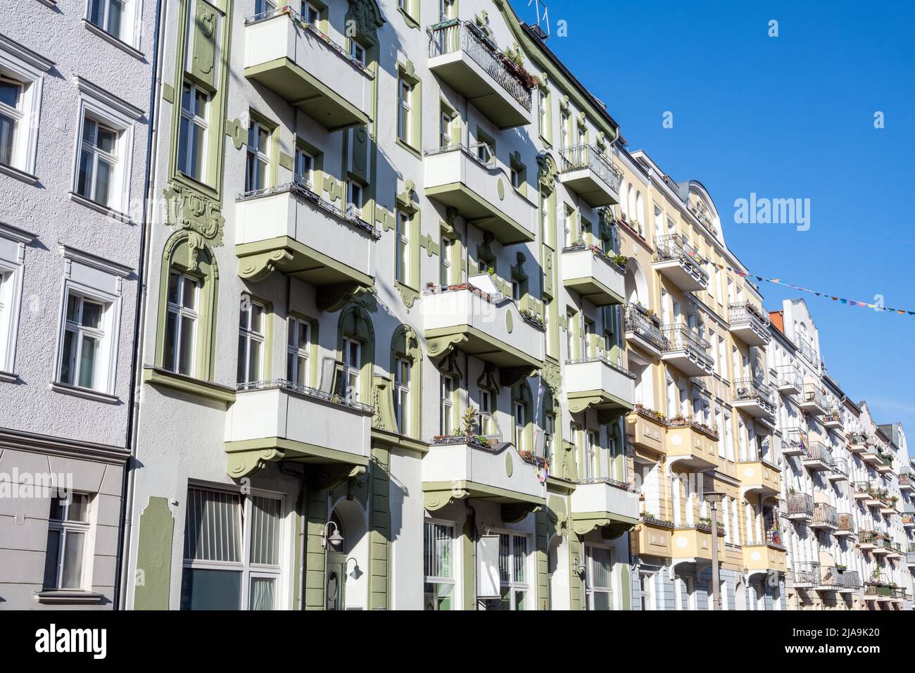 Bonitos edificios de apartamentos antiguos reformados vistos en Berlín, Alemania Foto de stock