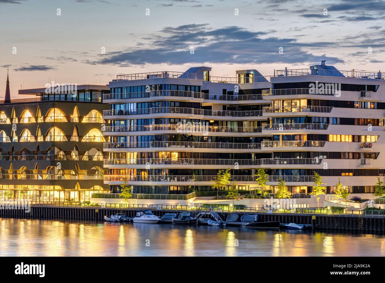 Edificios de apartamentos de lujo en el río Spree en Berlín al atardecer Foto de stock