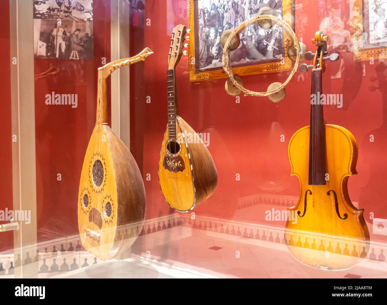 Instrumentos de música de cuerdas judías en Bayt Dakira, Museo de la  cultura judía y el judaísmo en Essaouira, Marruecos Fotografía de stock -  Alamy