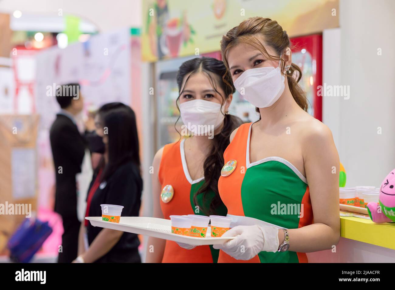 Alimentos productos muestra gratuita promover niña modelo mujer pritty a la caminata de los clientes en la feria de la exposición de alimentos sala de eventos.25 de mayo de 2022.Bangkok, TAILANDIA. Foto de stock