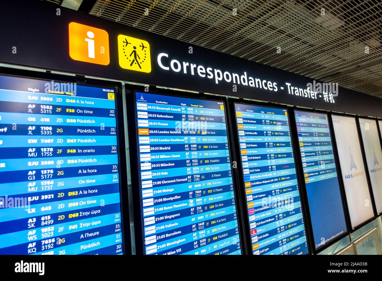 Traslados - Vuelos conectados - Salidas - Vuelos operados por Air France Timetable Tableau, Aeropuerto de París, CDG, Francia Foto de stock