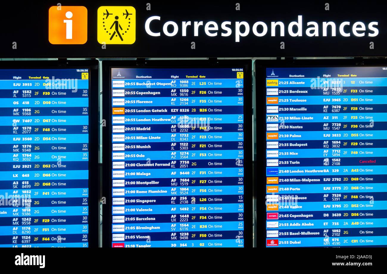 Traslados - Vuelos conectados - Salidas - Vuelos operados por Air France Timetable Tableau, Aeropuerto de París, CDG, Francia Foto de stock