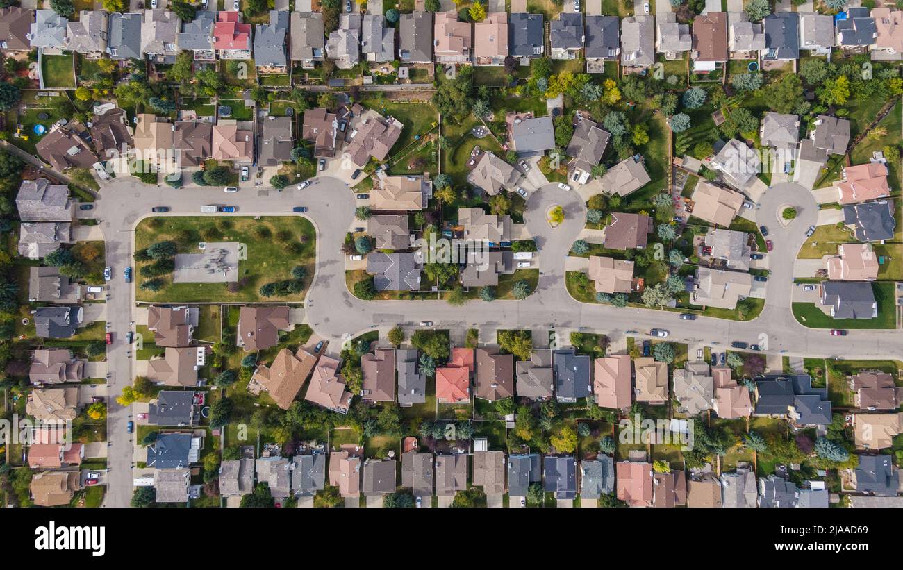 Vista aérea de arriba abajo de las casas y calles en un hermoso barrio residencial en Calgary, Alberta, Canadá, propiedades, casas y bienes raíces. Foto de stock
