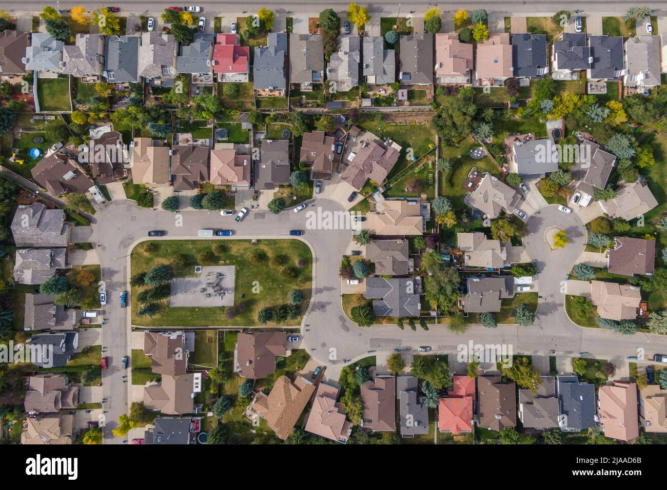 Vista aérea de arriba abajo de las casas y calles en un hermoso barrio residencial en Calgary, Alberta, Canadá, propiedades, casas y bienes raíces. Foto de stock