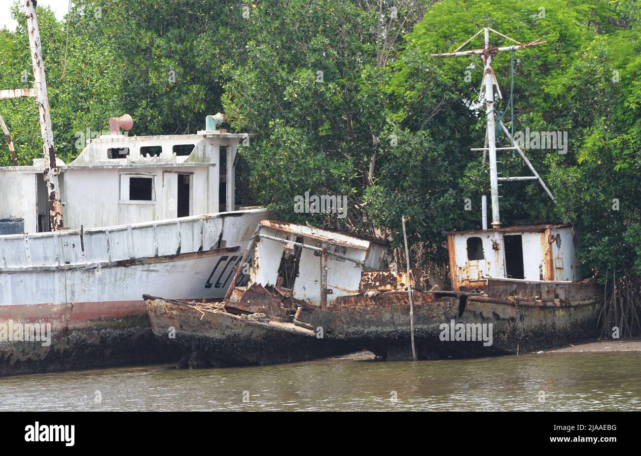 Barcos pesqueros y barcos abandonados en Puerto San José, costa del Pacífico de Guatemala Foto de stock