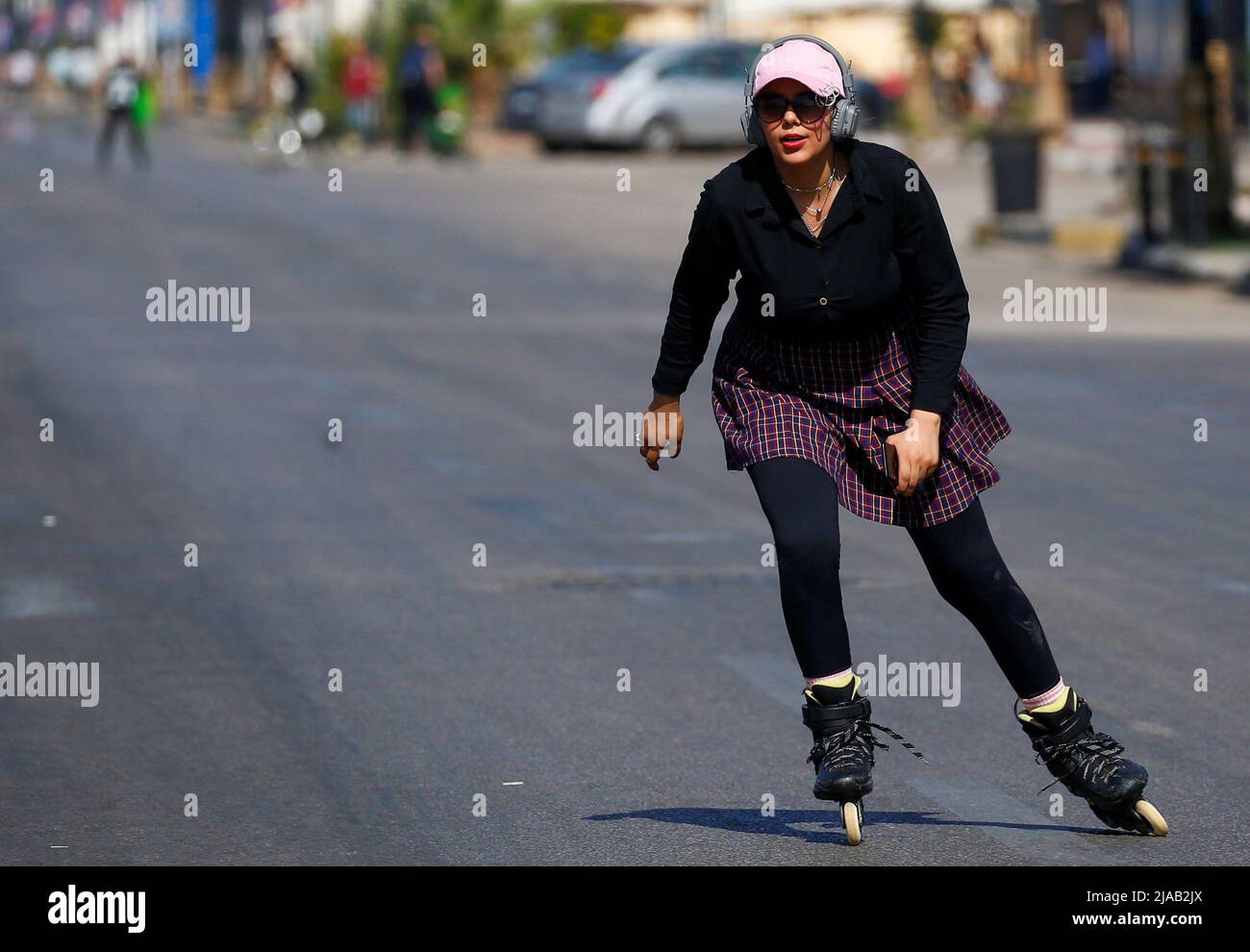 Un amante egipcio del patinaje sobre ruedas asiste a la Rally de patines de  Free Roller Skate de 1st, que se celebra en la pista de esquí abierta más  grande de Oriente