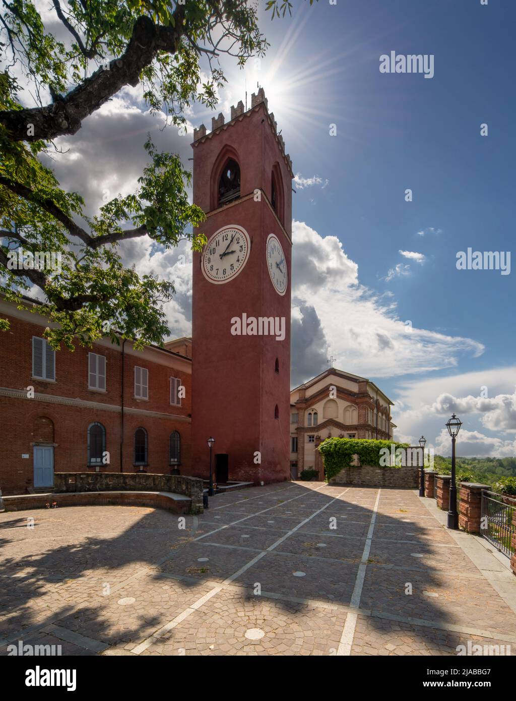 Dogliani, Langhe, Piedmont, Italia - 17 de mayo de 2022: La Torre Cívica del Reloj en el antiguo Borgo Castello (Villa del Castillo) Foto de stock