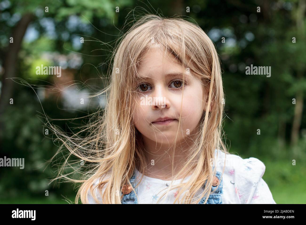 Pequeña niña linda 4 años jugando hopscotch en el patio de juegos al aire  libre. Enfoque suave selectivo. Vertical vertical Fotografía de stock -  Alamy