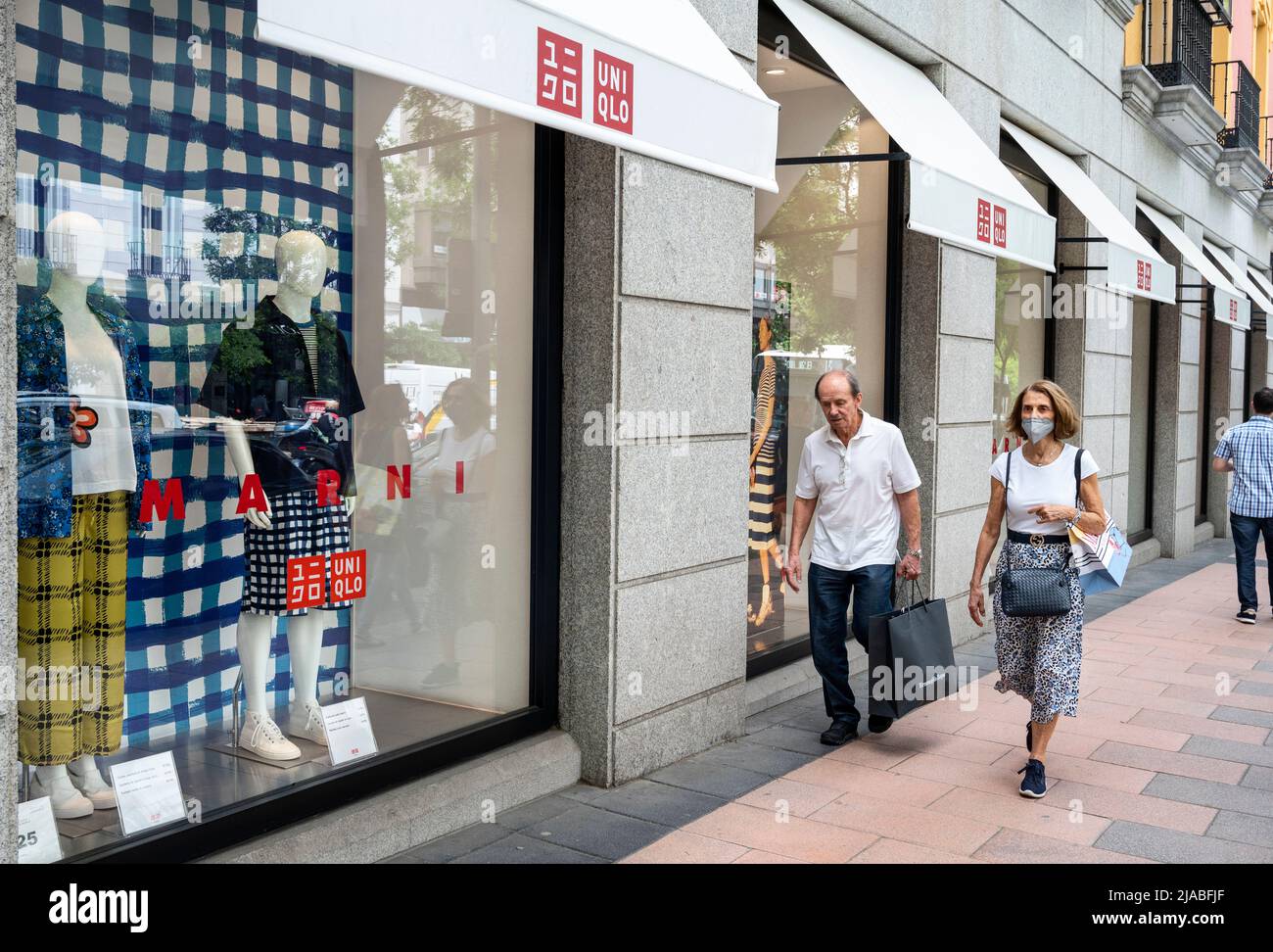 20 de mayo de 2022, Madrid, España: Los peatones pasan por la tienda de ropa Uniqlo en España. (Imagen de crédito: © Xavi Lopez/SOPA Images via ZUMA Wire Fotografía