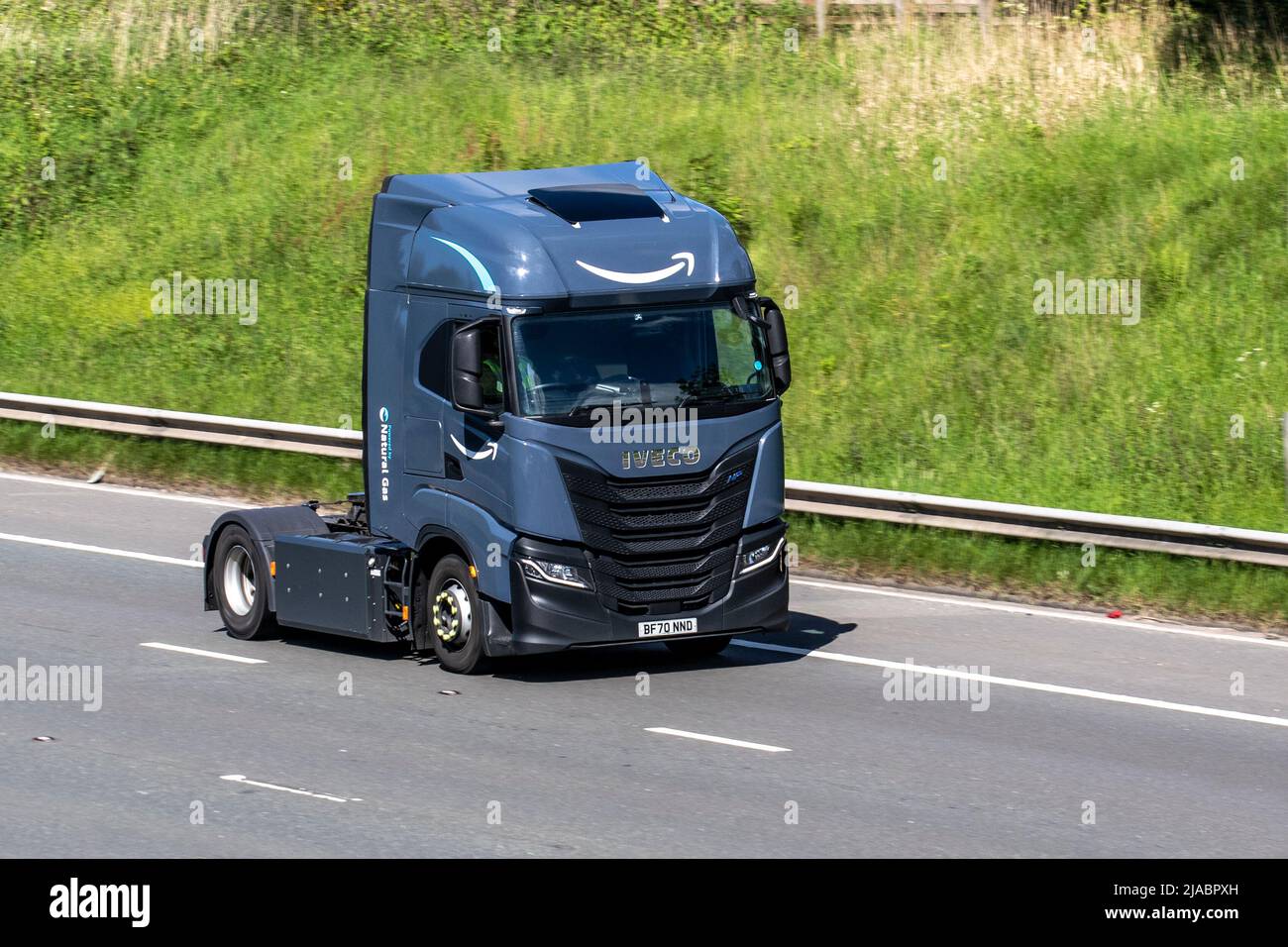 2021 GRIS IVECO STRALIS AS440S46T/P LNG S-A AS440S46T/P LNG Camión con  MOTOR DE Amazon Natural Gas; conducción por la autopista M6, Manchester,  Reino Unido Fotografía de stock - Alamy