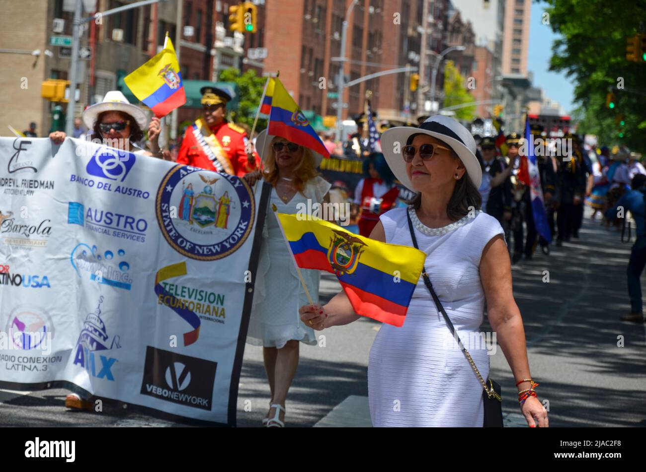 Los participantes que están honrando la bandera ecuatoriana, marchan