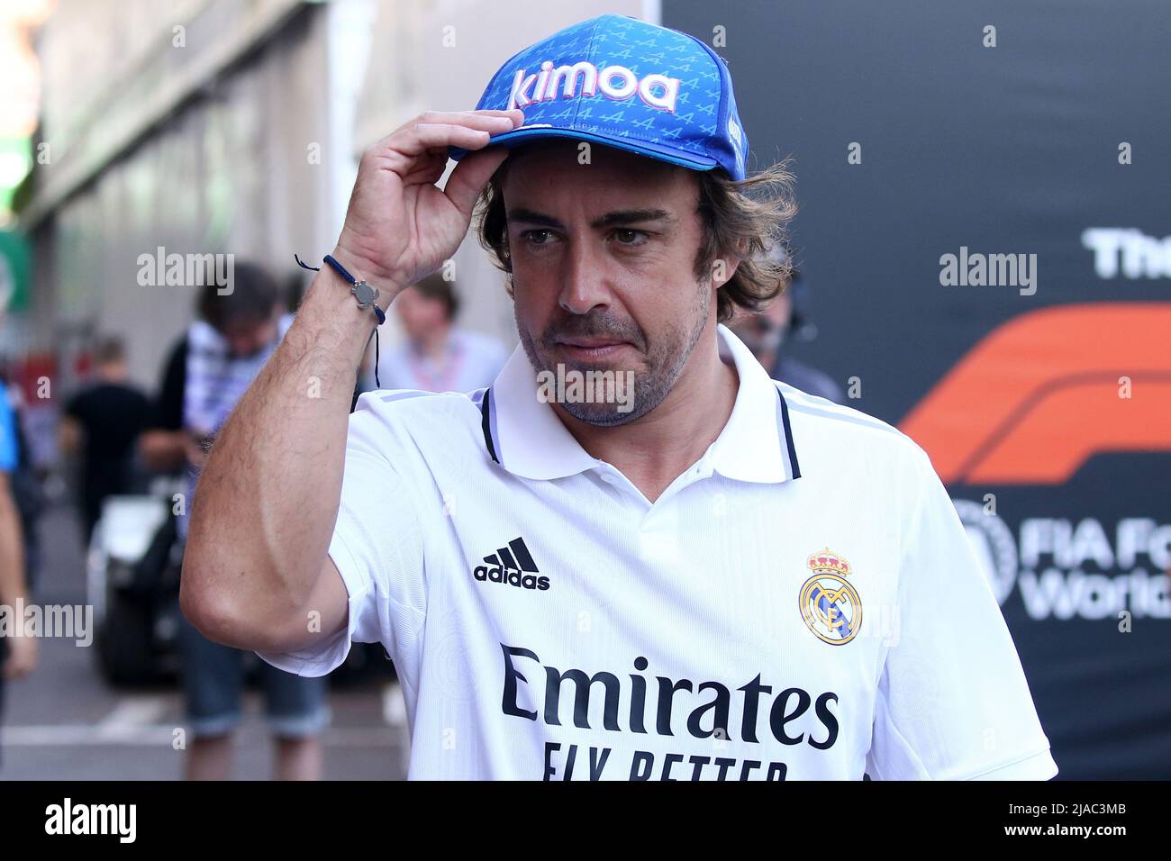 Mónaco. 29th de mayo de 2022. Fernando Alonso de Alpine F1 con la camiseta  del Real Madrid mira antes del Gran Premio de Mónaco de Fórmula 1 2022 en  el Circuit de