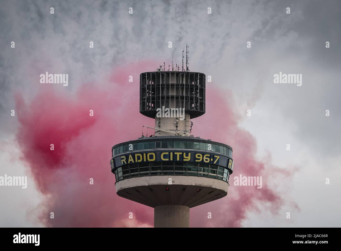Liverpool, Reino Unido. 29th de mayo de 2022. La Radio City 96,7 deja de  fuegos artificiales y bengalas mientras el equipo del Liverpool FC celebra  durante el desfile de autobuses en la