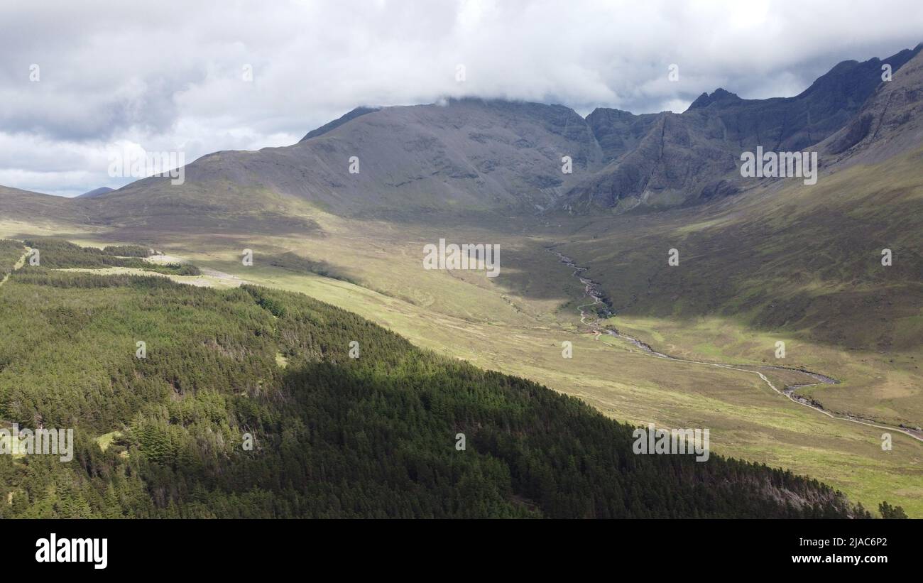 Vista aérea del paisaje de las colinas de Cullin cerca de Glenquebradle en la isla de Skye, Escocia, Reino Unido Foto de stock