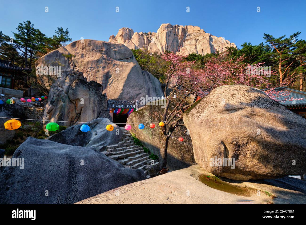 Kyejoam Seokgul Hermitage santuario en el parque Seoroksan, Corea del Sur Foto de stock