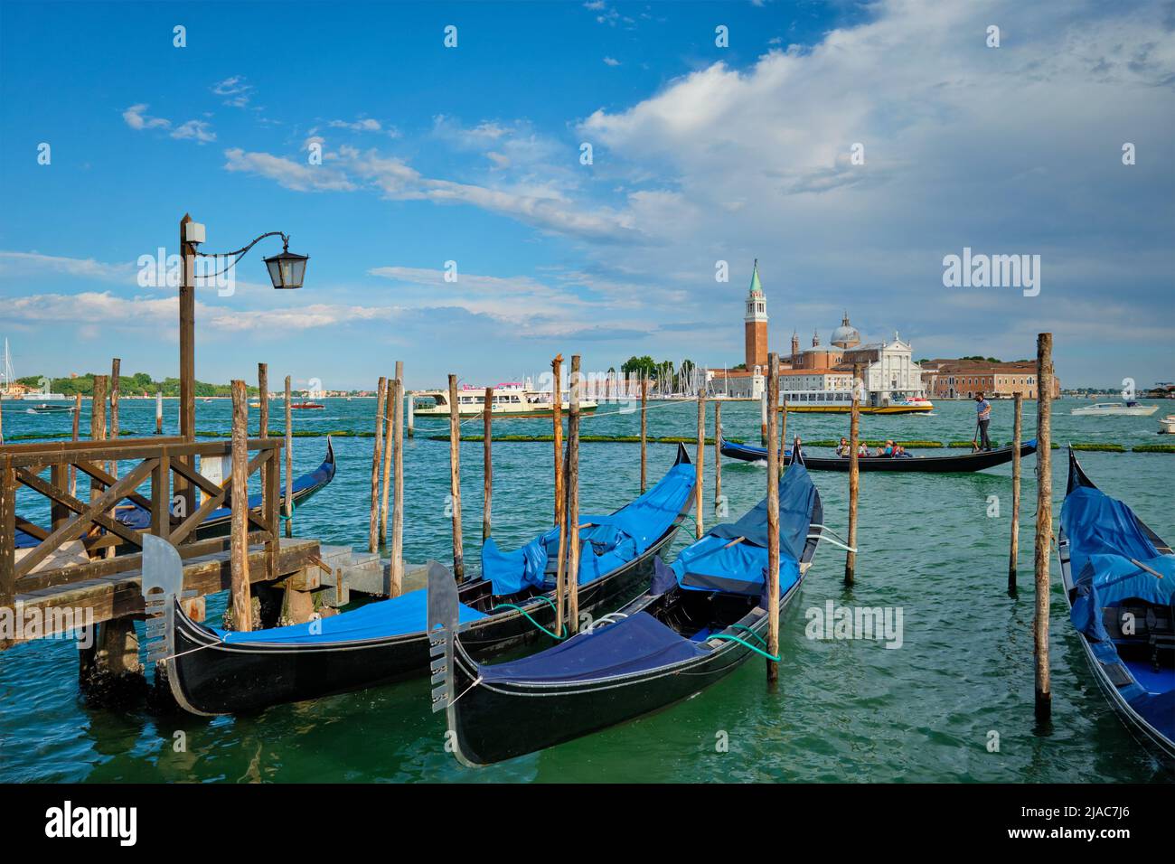 Góndolas y en la laguna de Venecia por la plaza San Marcos (San Marco) Foto de stock