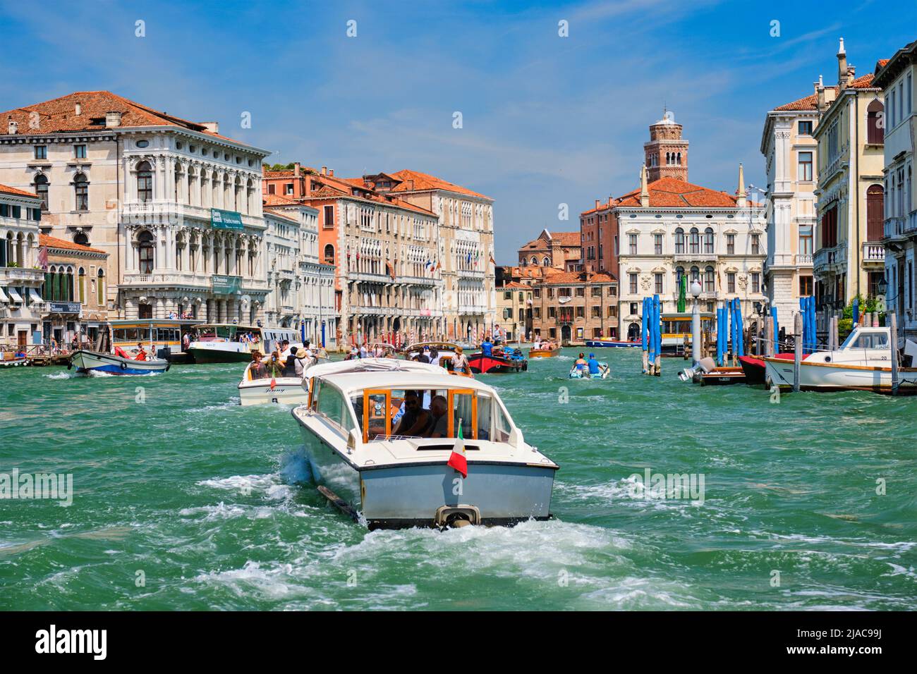 Barcos y góndolas en el Gran Canal de Venecia, Italia Foto de stock