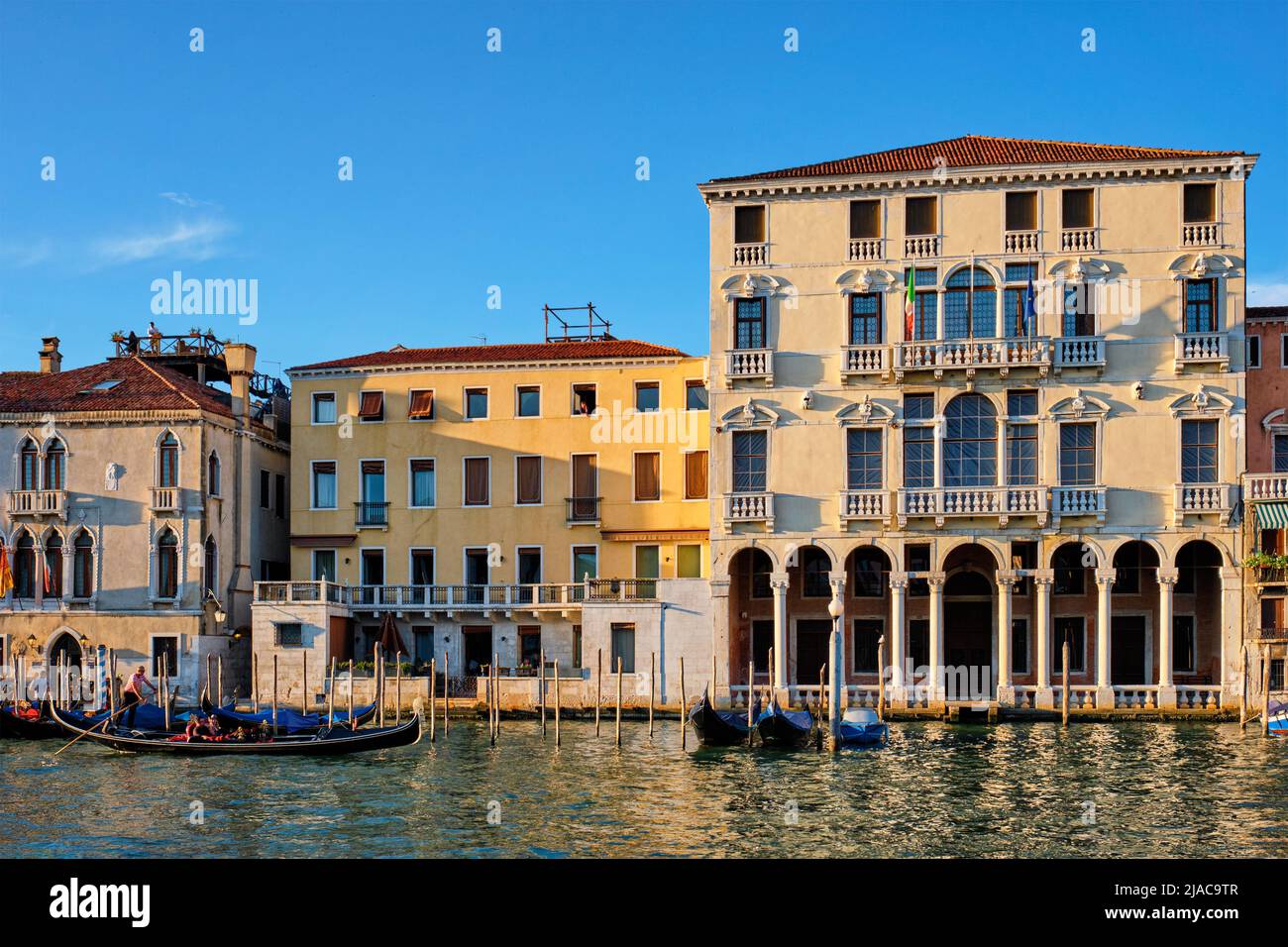 Gran Canal con barcos y góndolas al atardecer, Venecia, Italia Foto de stock