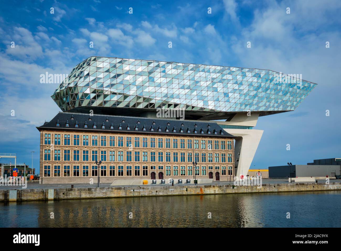 Casa de la autoridad portuaria (Porthuis) diseñada por los famosos arquitectos Zaha Hadid. Amberes, Bélgica Foto de stock