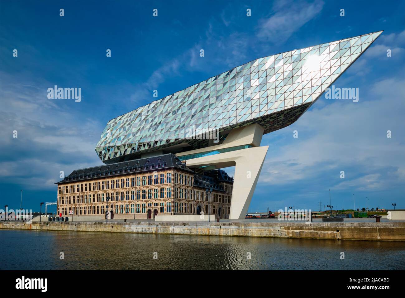 Casa de la autoridad portuaria (Porthuis) diseñada por los famosos arquitectos Zaha Hadid. Amberes, Bélgica Foto de stock