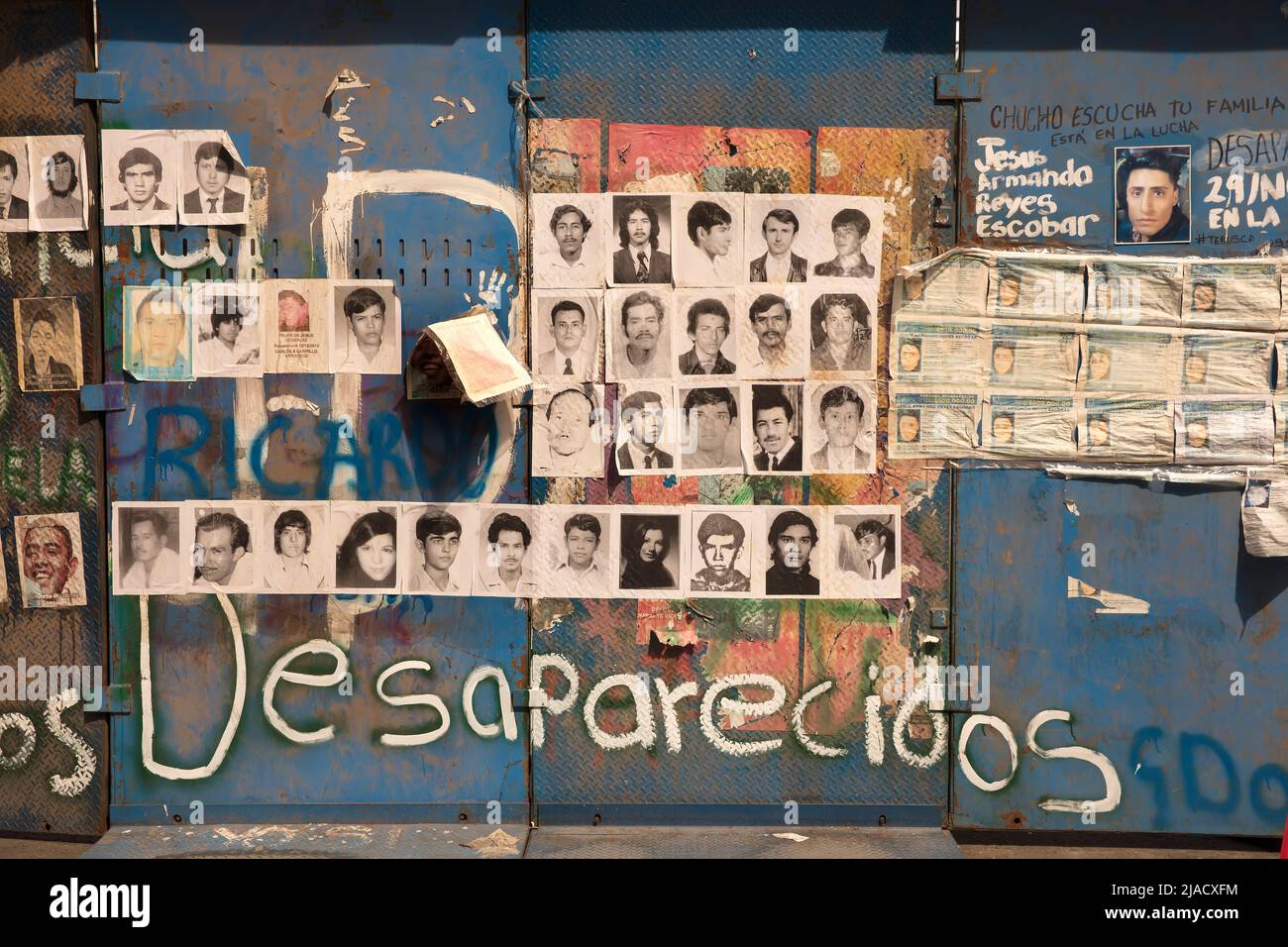 Imágenes de personas desaparecidas publicadas en el muro conmemorativo improvisado de los desaparecidos en la Ciudad de México, México Foto de stock