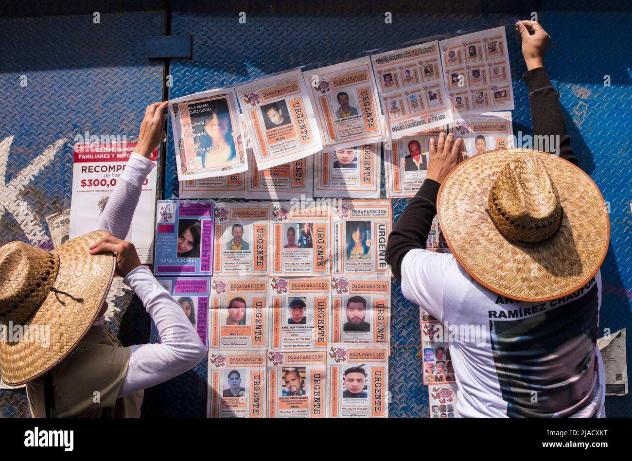 Los familiares publican imágenes de personas desaparecidas en un muro conmemorativo improvisado dedicado a personas desaparecidas en la Ciudad de México, México Foto de stock