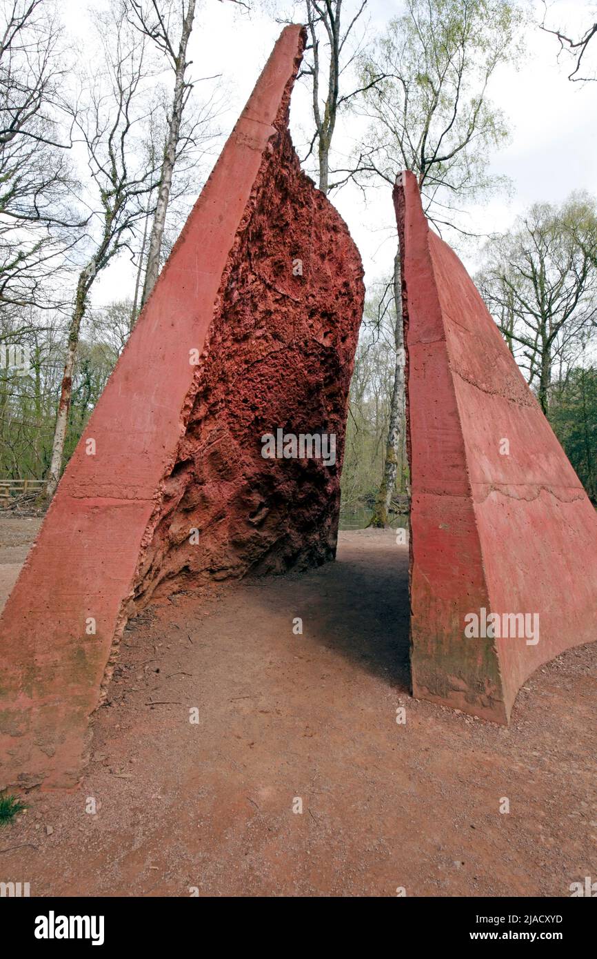'Umbral' por Natasha Rosling. Bosque de Dean Sculpture Trail Park. Foto de stock