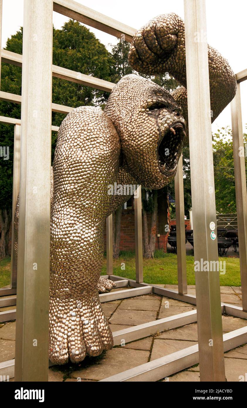 cuchara gorila, hecha de 40.000 cucharas. URI Geller inspiró la escultura hecha por Alfie Bradley cuando tenía 24 años. Foto de stock