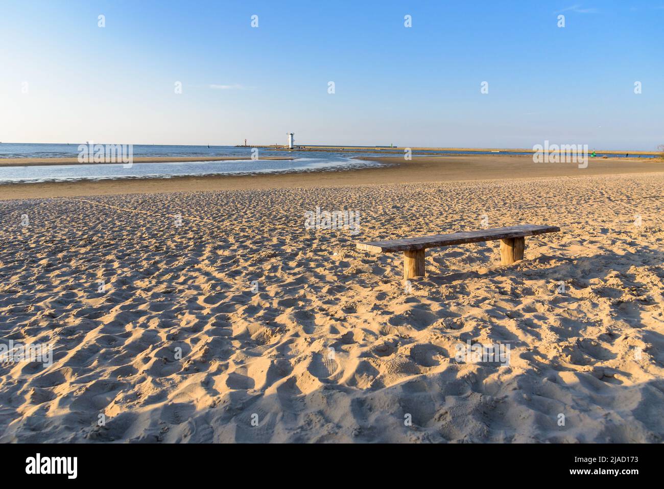 Banco en la playa en el mar Báltico en Swinoujscie en Polonia Foto de stock