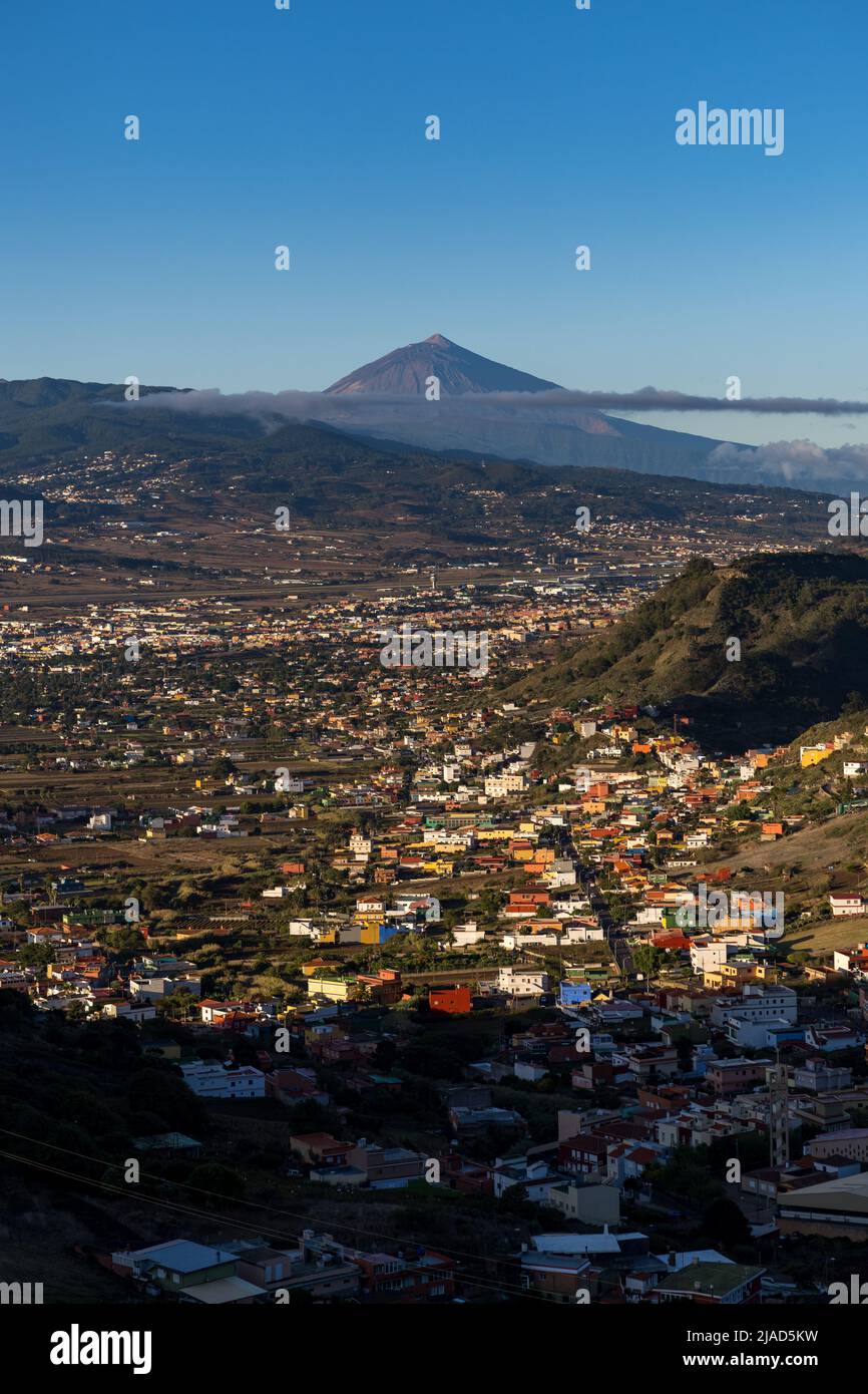 Vista distante del volcán del Teide, Tenerife, Islas Canarias, España Foto de stock