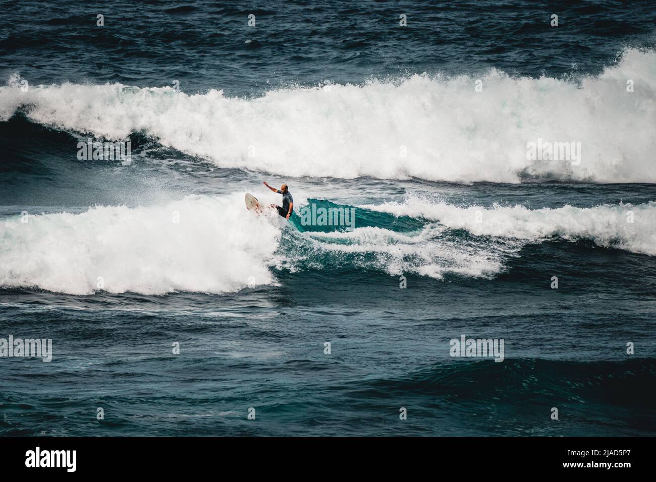 Hombre practicando surf en el océano Atlántico, Tenerife, Islas Canarias, España Foto de stock