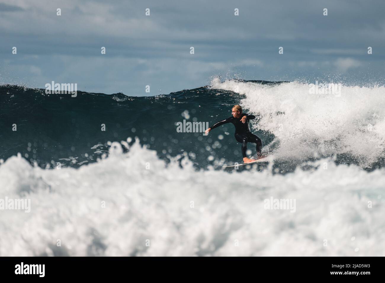 Hombre practicando surf en el océano Atlántico, Tenerife, Islas Canarias, España Foto de stock