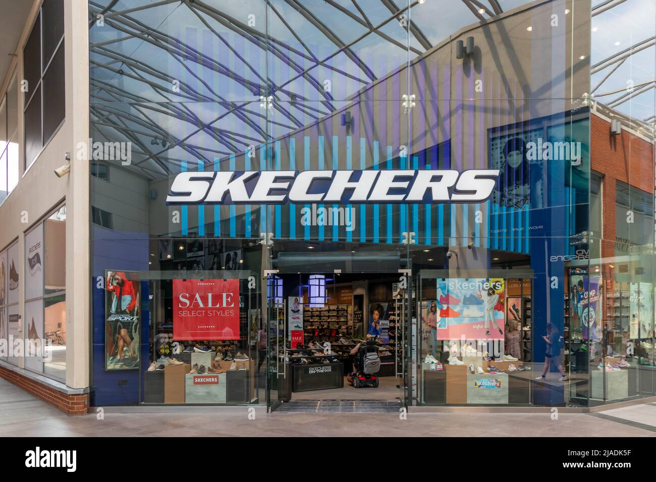 High Wycombe, Inglaterra - Julio 21st 2021: Tienda SKECHERS en el centro comercial Eden. La cadena es de propiedad estadounidense. Foto de stock