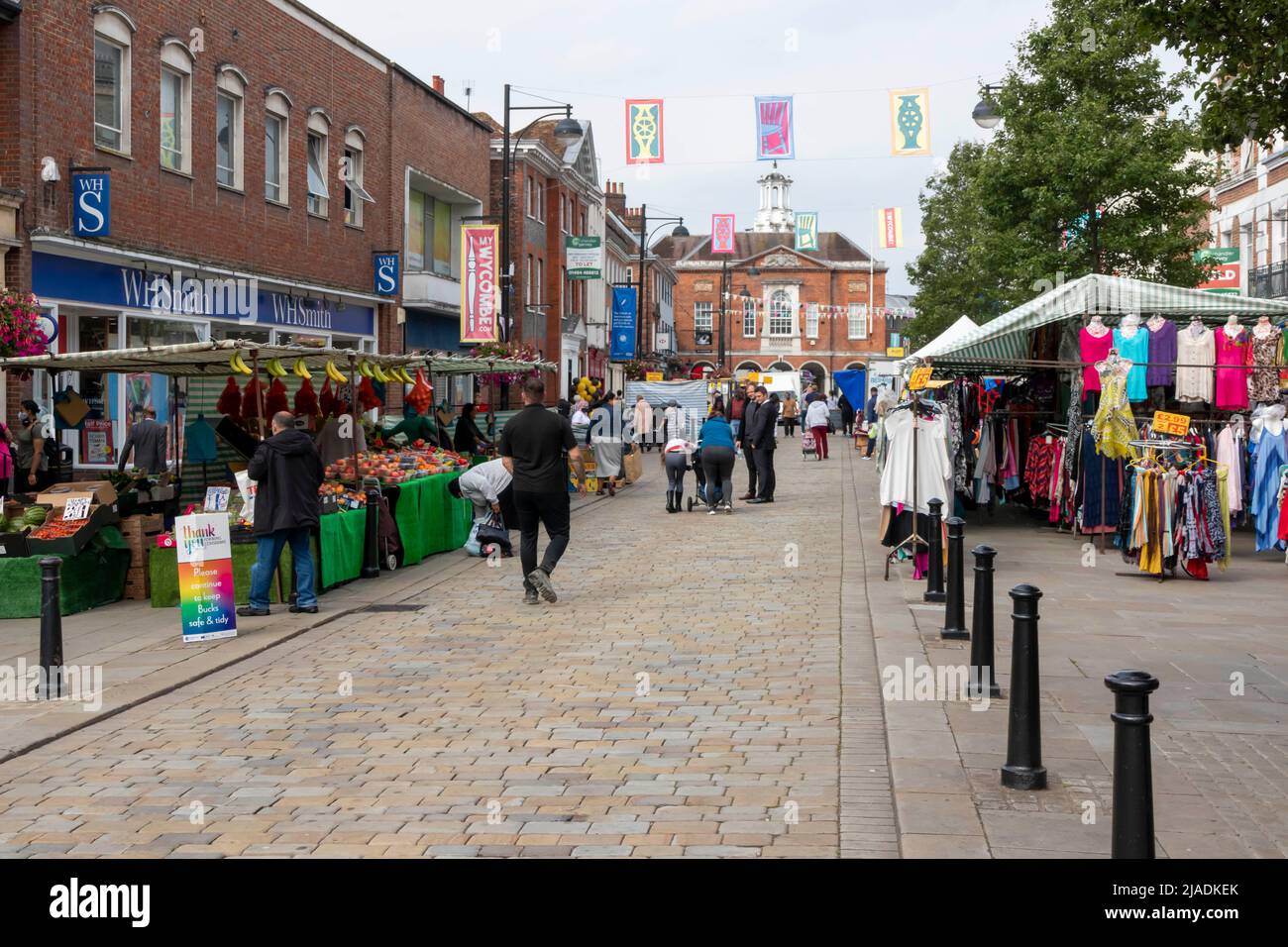 High Wycombe, Inglaterra - 3rd 2021 de septiembre: Compradores en el día del mercado. El evento se celebra 3 veces a la semana. Foto de stock