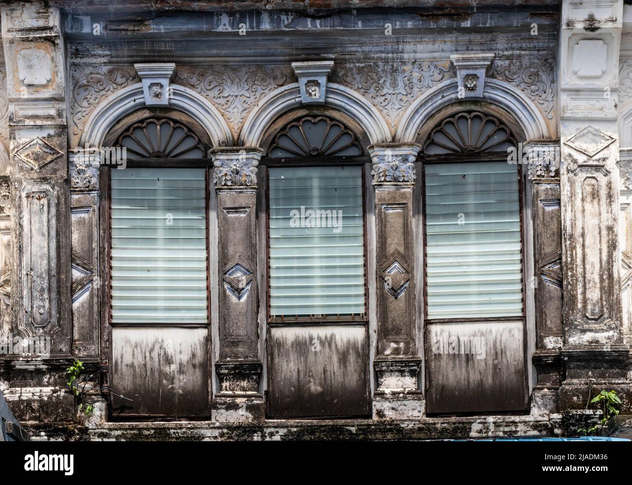 Sino ventanas de arquitectura portuguesa con persianas en el casco antiguo de Phuket, Tailandia Foto de stock