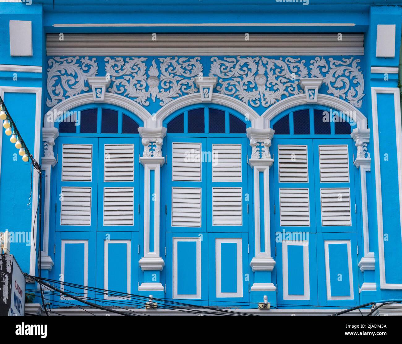 Sino ventanas de arquitectura portuguesa con persianas en el casco antiguo de Phuket, Tailandia Foto de stock
