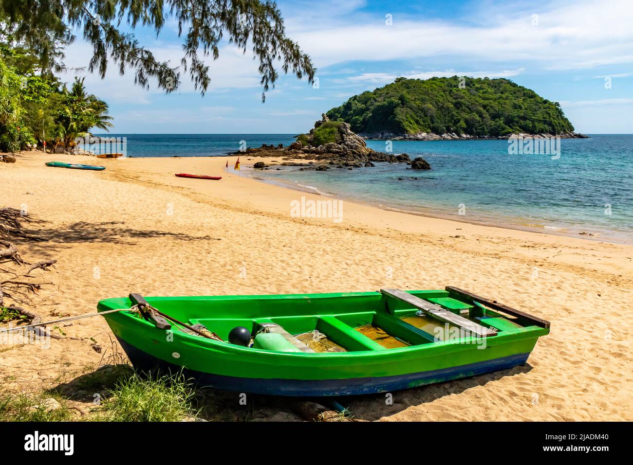Barco en la playa de Yanui, Phuket, Tailandia Foto de stock