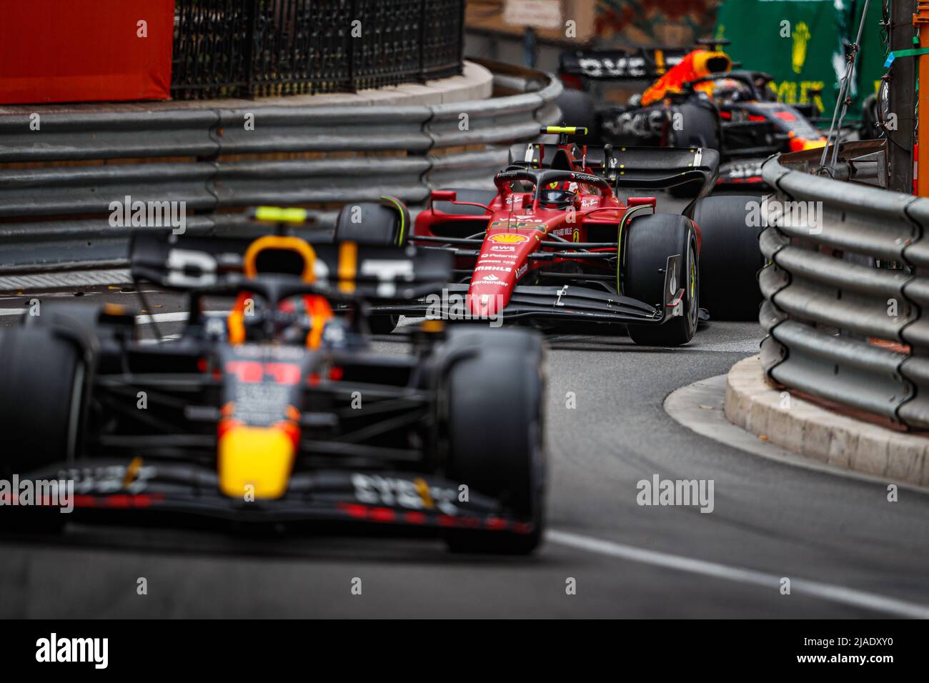 11 PEREZ Sergio (mex), Red Bull Racing RB18, acción 55 SAINZ Carlos (spa), Scuderia Ferrari F1-75, acción durante el Gran Premio de Mónaco de Fórmula 1 2022, 7th ronda del Campeonato Mundial de Fórmula Uno FIA 2022, en el Circuito de Mónaco, del 27 al 29 de mayo de 2022 en Monte-Carlo, Mónaco - Foto: Antonin Vincent / DPPI/DPPI/LiveMedia Foto de stock