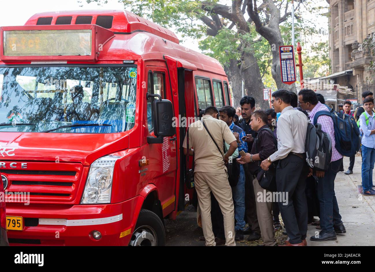Mumbai, India - 14 de febrero de 2020: Personas que se embarcaron en un autobús rojo en colaba mumbai Foto de stock