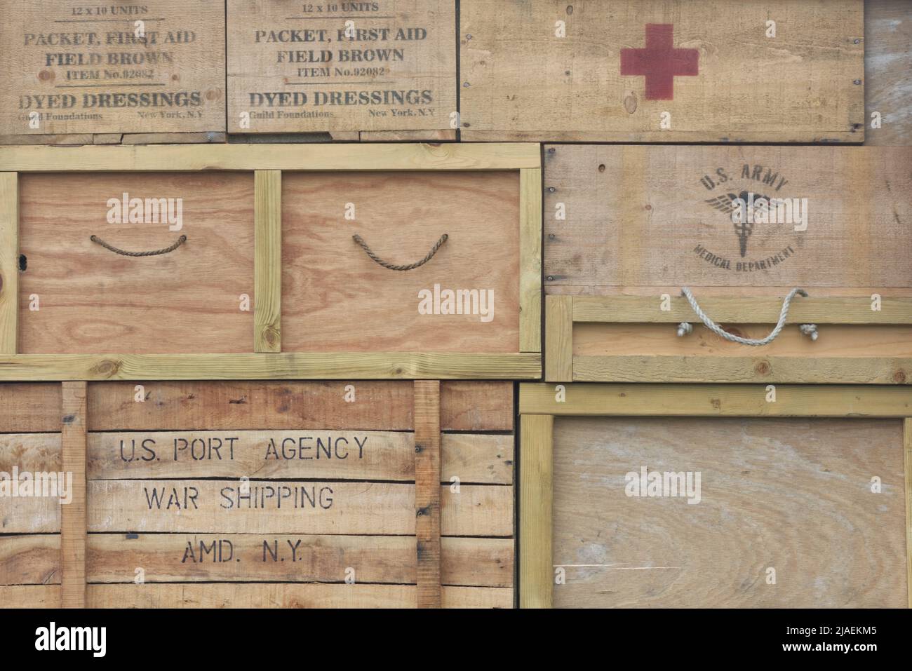 Cajas boscosas llenas de apósitos de campo, contenedores de transporte de la guerra portuaria de EE.UU Foto de stock