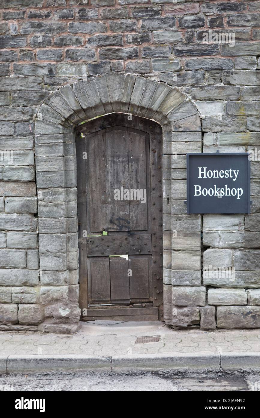 Puerta de madera a la librería de honestidad hey en wye Foto de stock