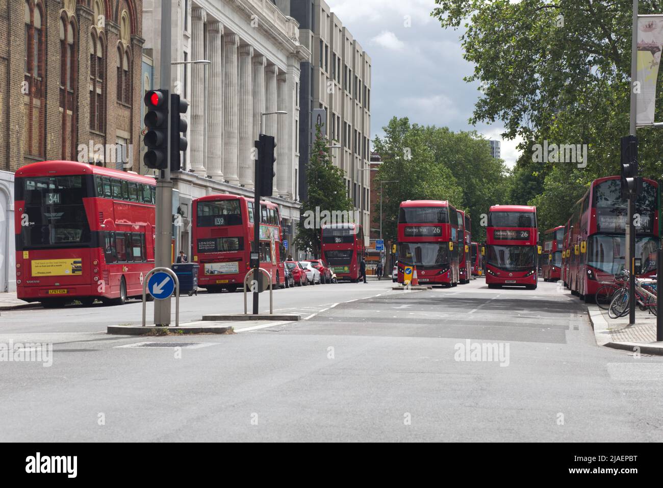 Autobuses de dos pisos, famoso símbolo icónico de la capital británica, Londres Foto de stock