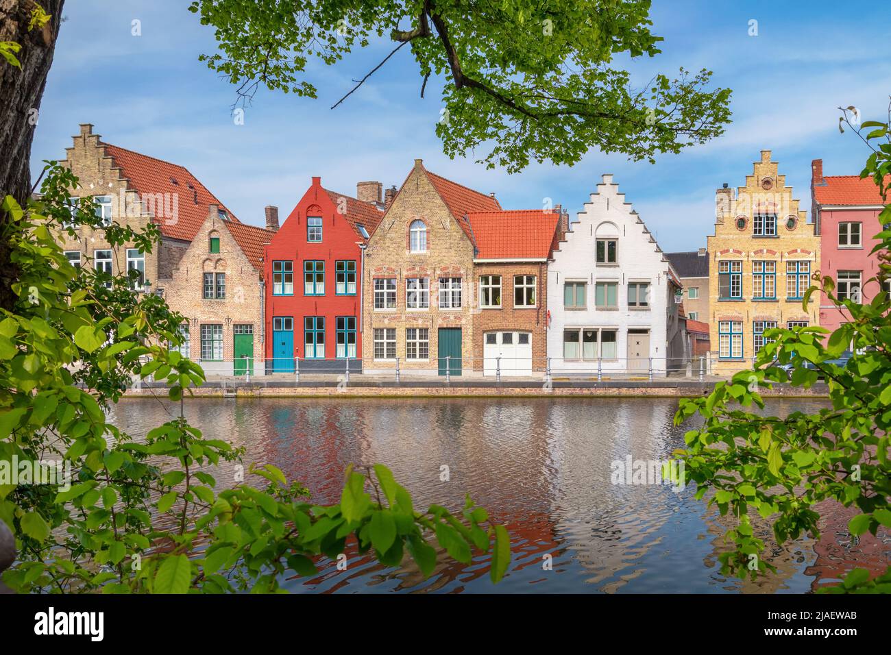 Brujas, Bélgica. Antiguas casas coloridas en el terraplén Potterierei Foto de stock