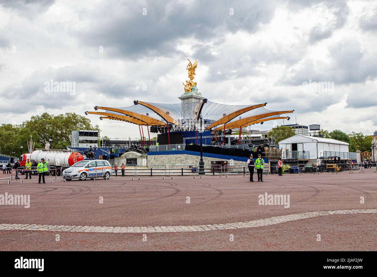 Reino Unido, Londres - 1st de junio de 2012: Escenario para el concierto de Jubileo junto al monumento conmemorativo de la Reina Victoria de oro. Los preparativos están en marcha para las celebraciones de fin de semana. Se espera que una gran multitud celebre el Jubileo de Diamante de Su Majestad, la Reina Isabel II Foto de stock