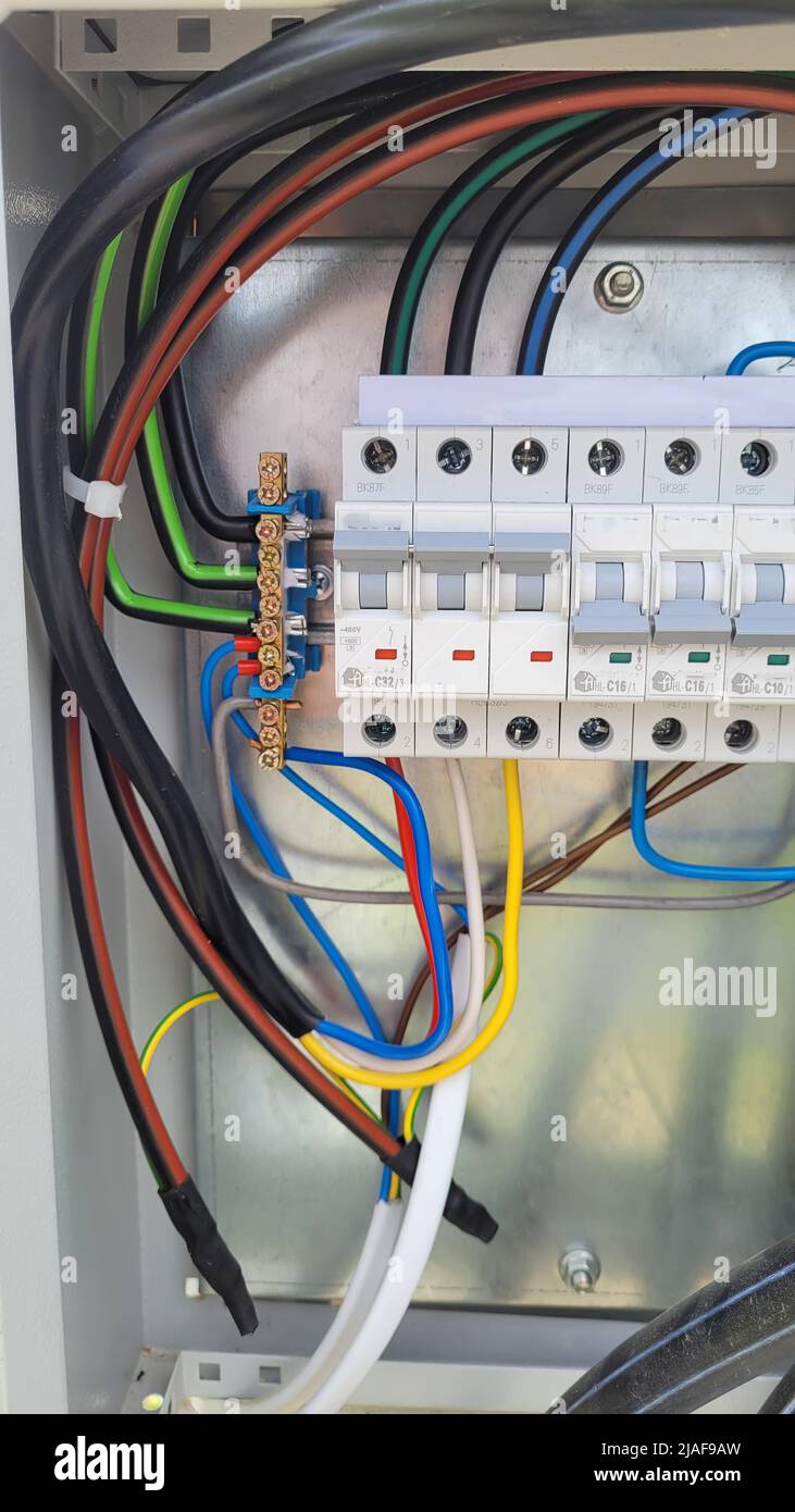 caja de distribución de electricidad con cables y disyuntores (caja de  fusibles Fotografía de stock - Alamy