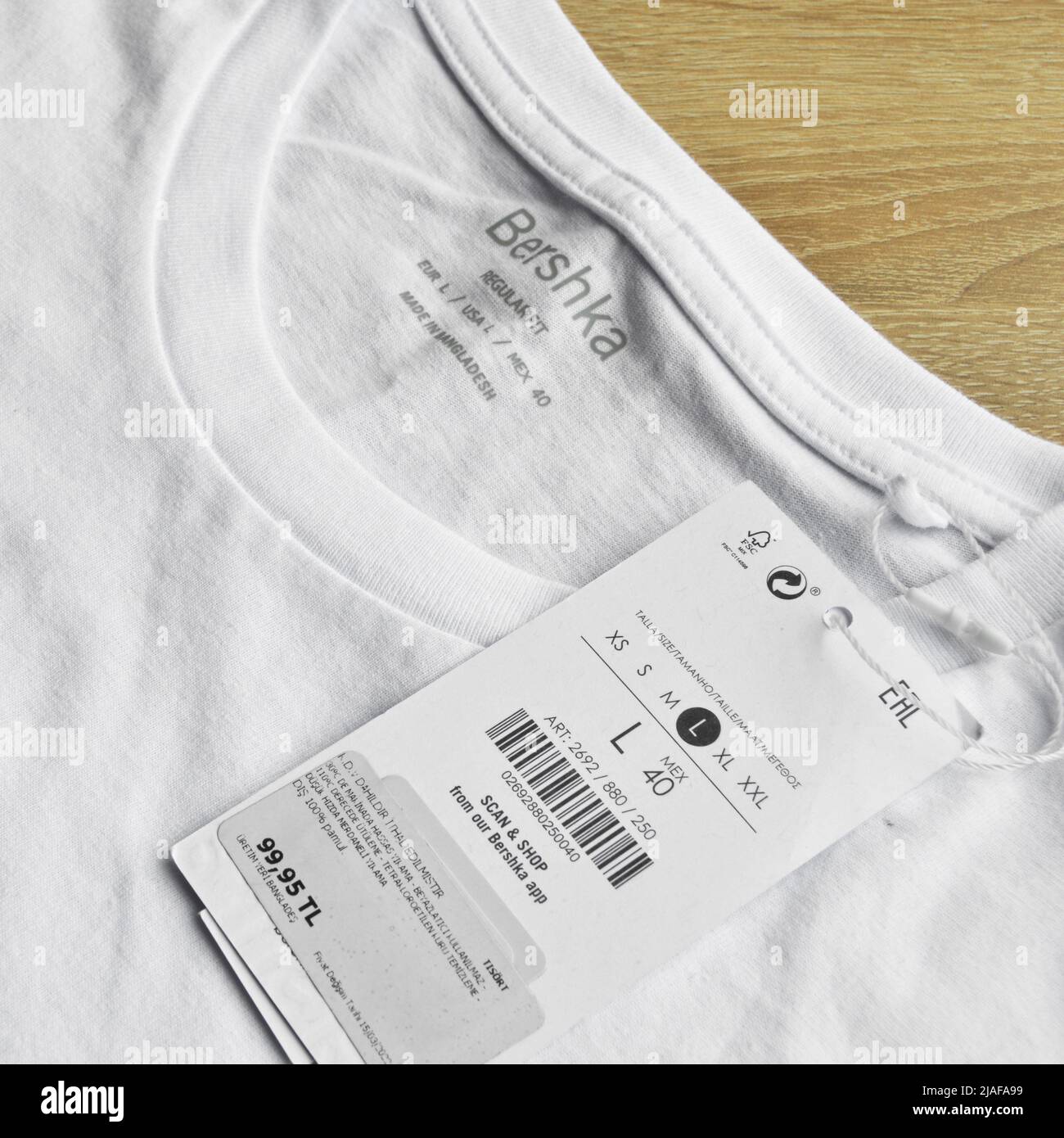 Nueva camiseta blanca Bershka L y etiqueta en blanco, sobre suelo de  madera, mayo de 01 2022 Istanbul Maltepe Turkiye Bershka tienda Fotografía  de stock - Alamy