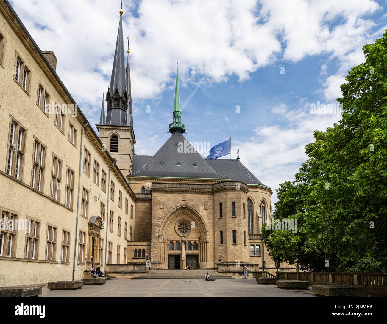 Ciudad de Luxemburgo, mayo de 2022. Vista exterior de la Catedral de Notre Dame en el centro de la ciudad Foto de stock