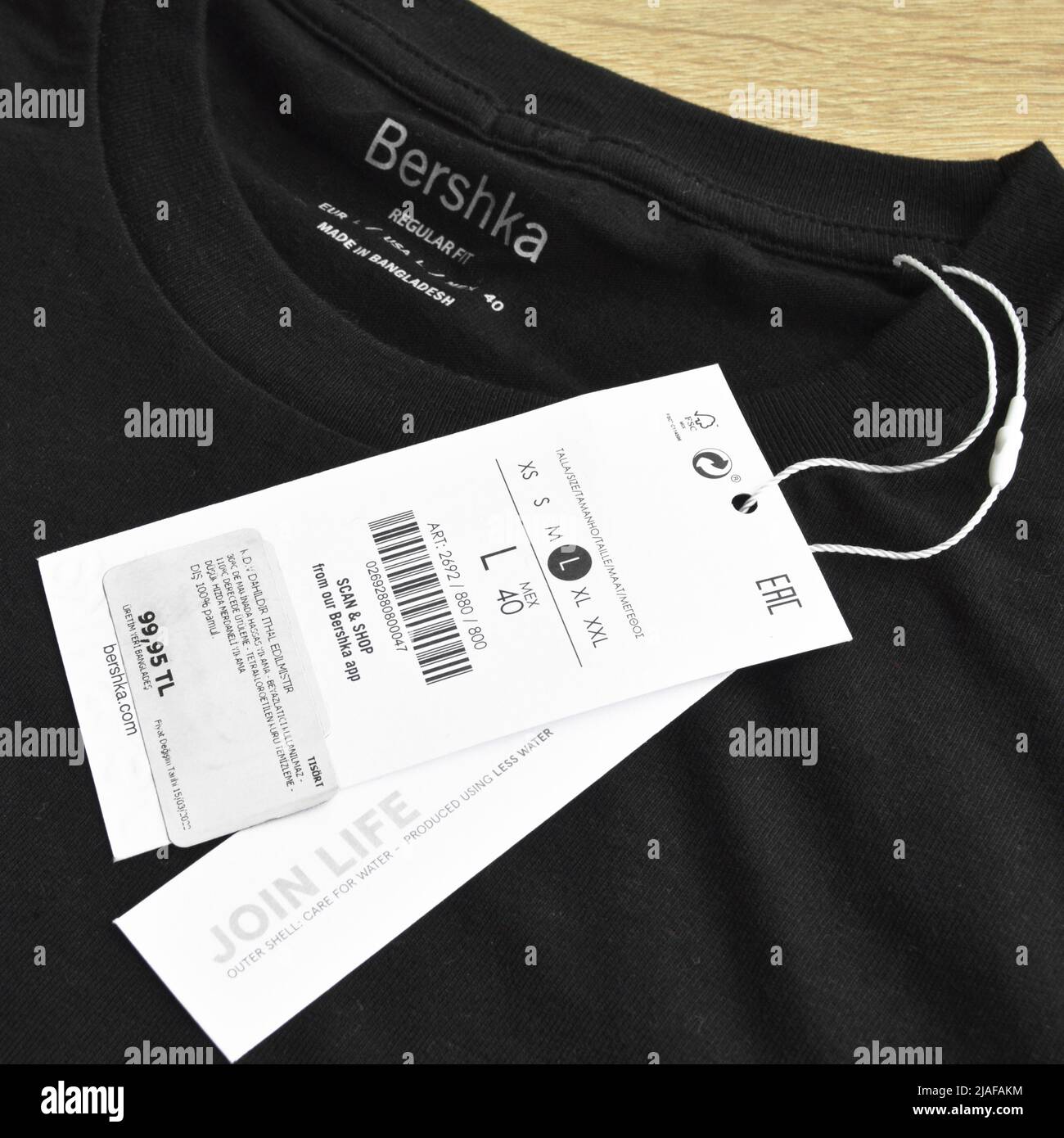 Nueva camiseta negra Bershka L y etiqueta en blanco, sobre suelo de madera,  mayo de 01 2022 Istanbul Maltepe Turkiye Bershka tienda Fotografía de stock  - Alamy